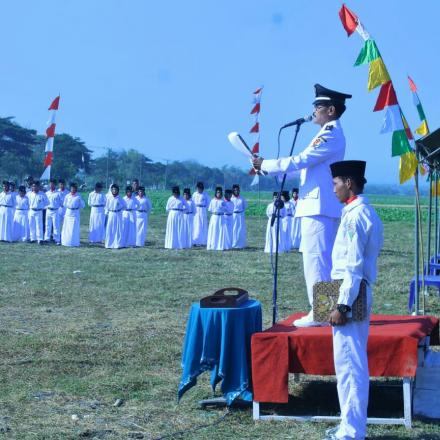 Pemerintahan Desa Deru Bersama Warga Ikuti Upacara HUT RI ke 73