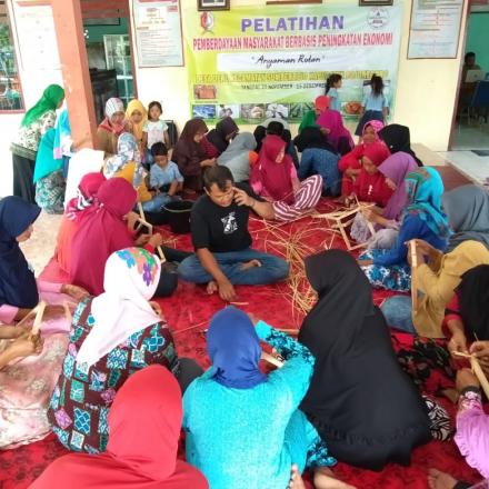 Pemdes Deru Latih Warga Untuk Tingkatkan Perekonomian