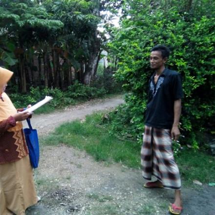 Kader Jumantik Desa Deru Kunjungi Rumah Warga