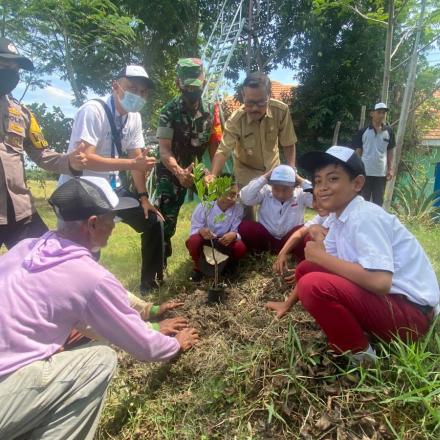 BRI Unit Sumberrejo Laksanakan Program BRI Menanam di Desa Deru